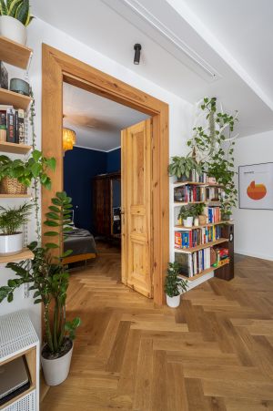 jodelka-drewniana-parkiet-o-szerokosci-12-cm-w-klimatycznym mieszkaniu